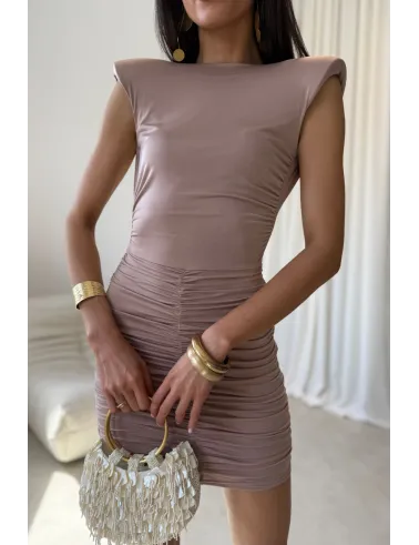 Celestia - mokka dopasowana sukienka mini z marszczeniem i odkrytymi plecami | Roco Fashion