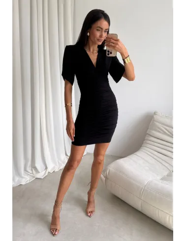 Novalie – elegancka sukienka mini z marszczeniem i krótkim rękawem czarna | Roco Fashion