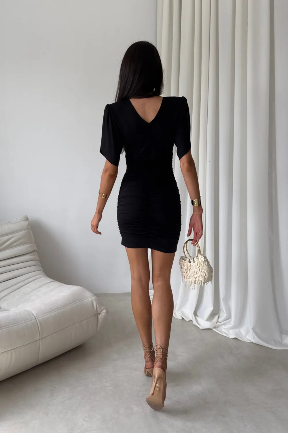 Novalie – elegancka sukienka mini z marszczeniem i krótkim rękawem czarna | Roco Fashion