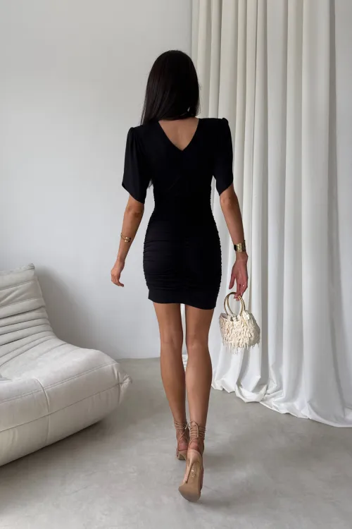 Novalie - elegancka sukienka mini z marszczeniem i krótkim rękawem w kolorze czarnym