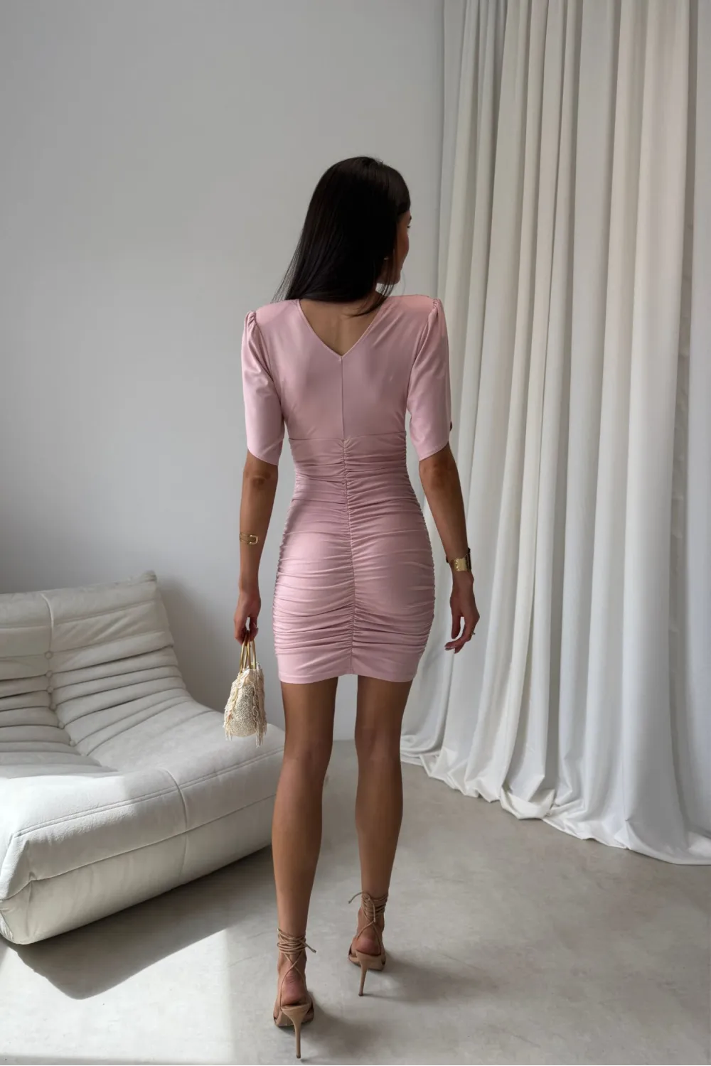 Novalie – elegancka sukienka mini z marszczeniem i krótkim rękawem pudrowy róż | Roco Fashion