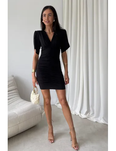 Novalie – elegancka sukienka mini z marszczeniem i krótkim rękawem czarna | Roco Fashion