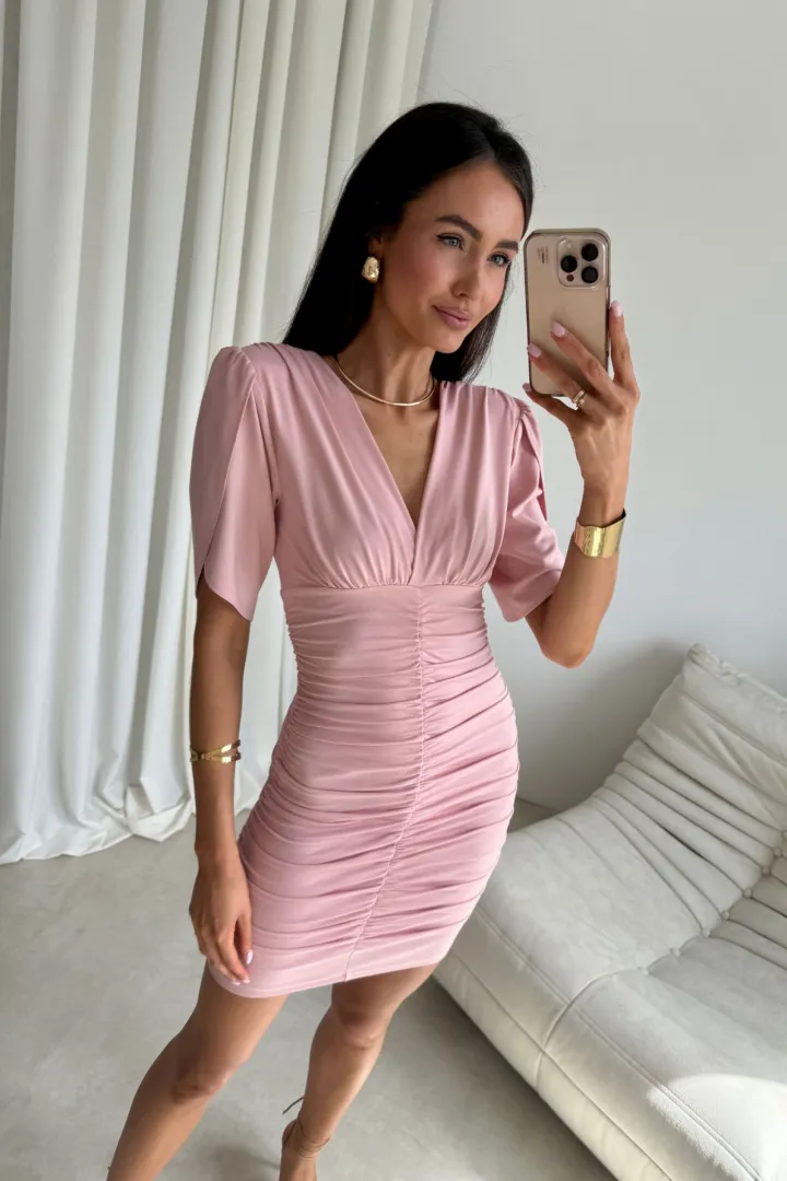 Novalie - elegancka sukienka mini z marszczeniem i krótkim rękawem w kolorze pudrowego różu