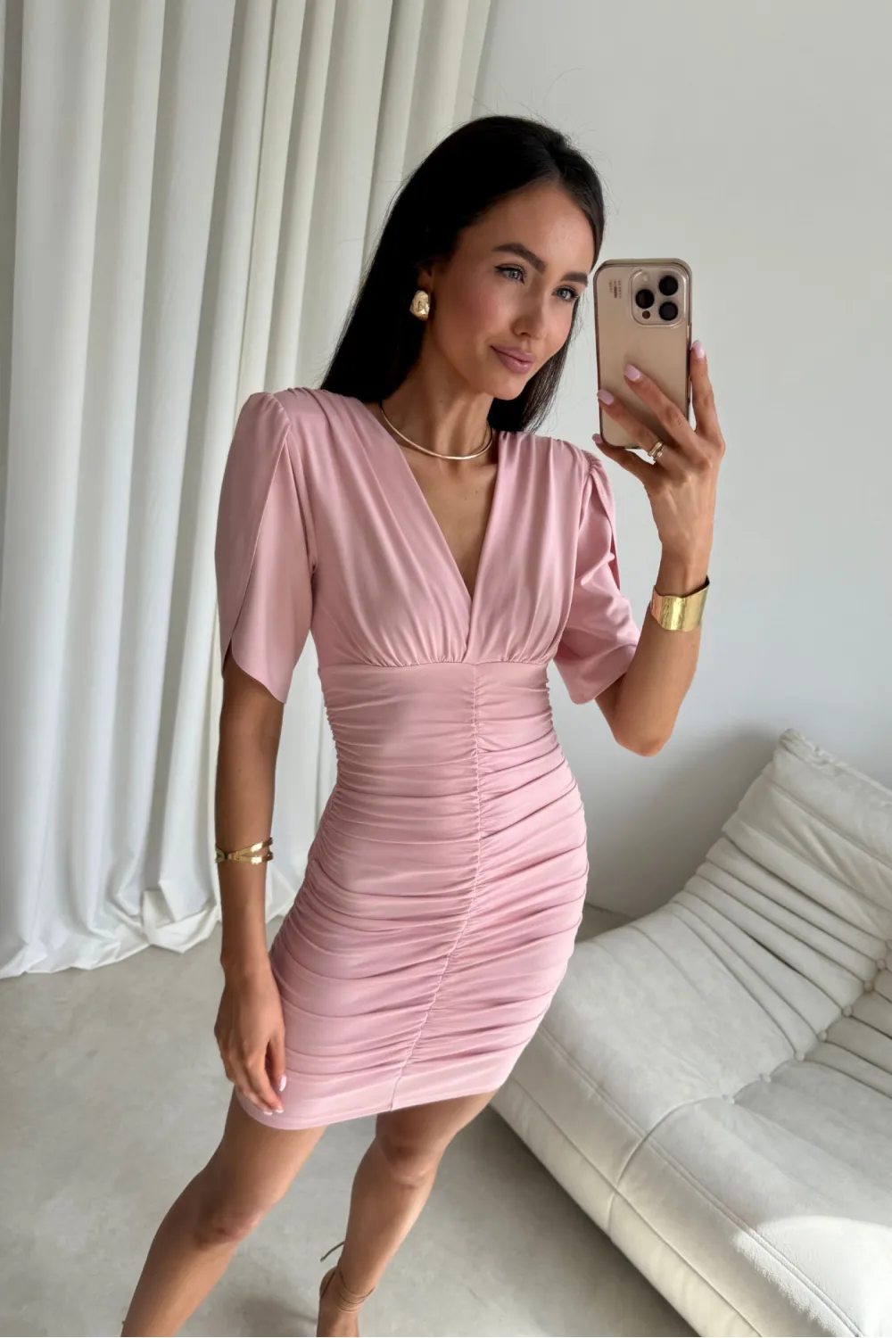 Novalie – elegancka sukienka mini z marszczeniem i krótkim rękawem pudrowy róż | Roco Fashion
