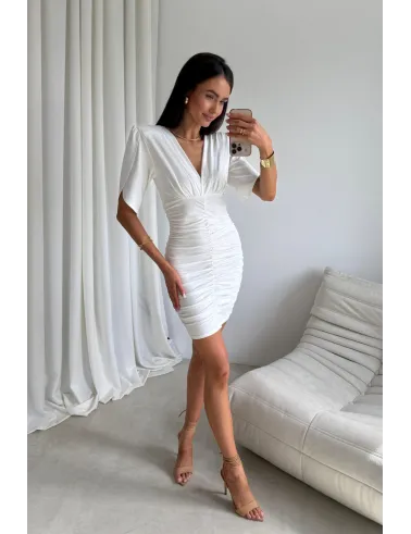 Novalie – elegancka sukienka mini z marszczeniem i krótkim rękawem ecru | Roco Fashion
