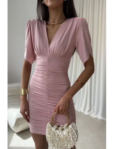 Novalie – elegancka sukienka mini z marszczeniem i krótkim rękawem pudrowy róż | Roco Fashion