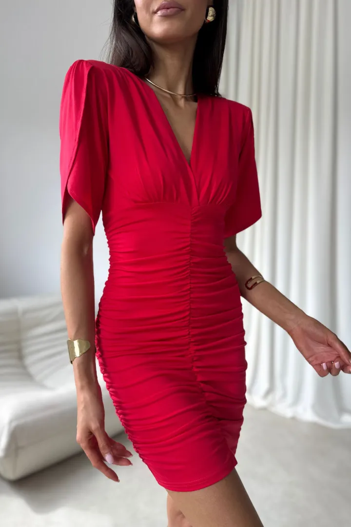 Novalie - Elegantes Minikleid mit Raffungen und kurzen Ärmeln in Rot