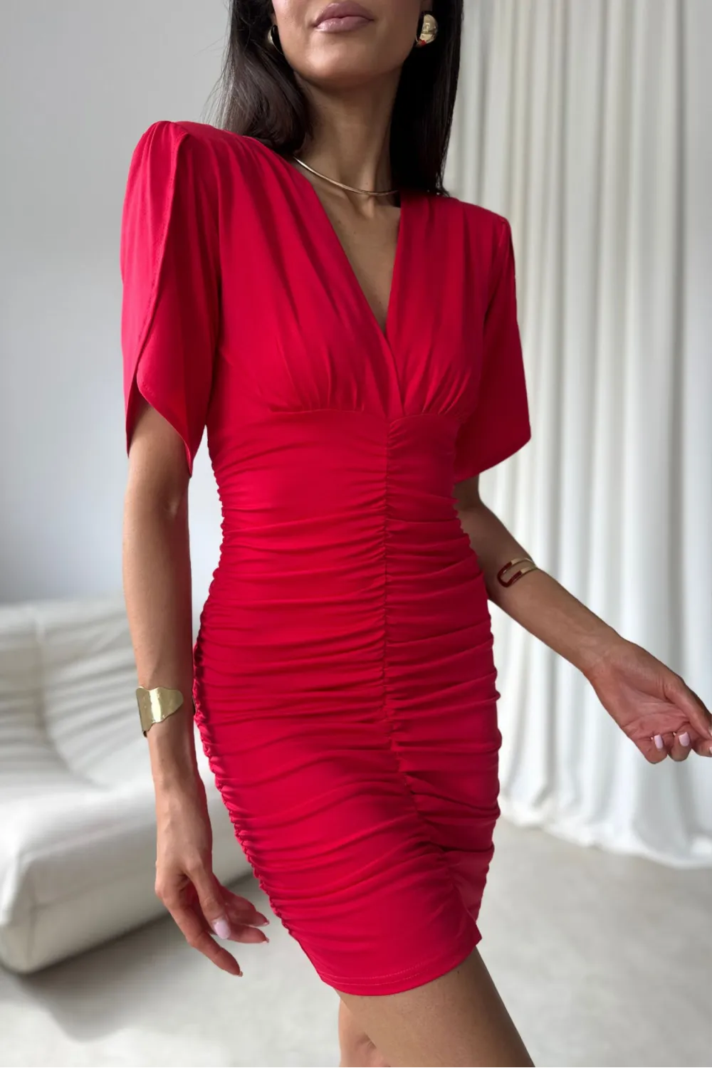 Novalie – Elegantes Minikleid mit Raffungen und kurzen Ärmeln in Rot| Roco Fashion