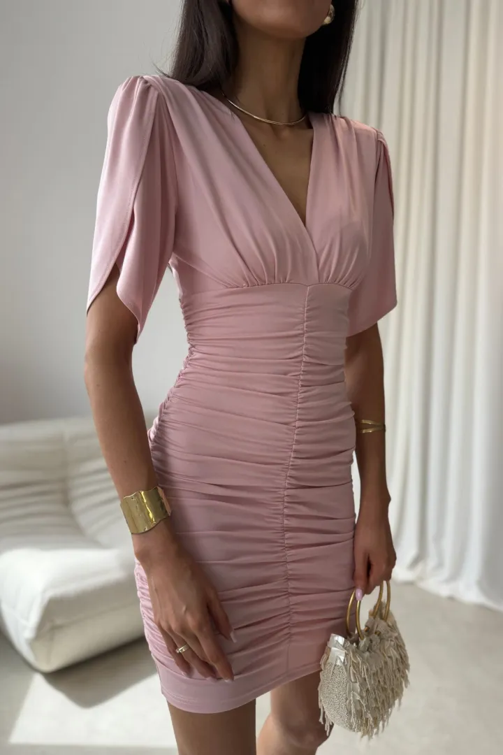 Novalie - Elegantes Minikleid mit Raffungen und kurzen Ärmeln in Puderrosa