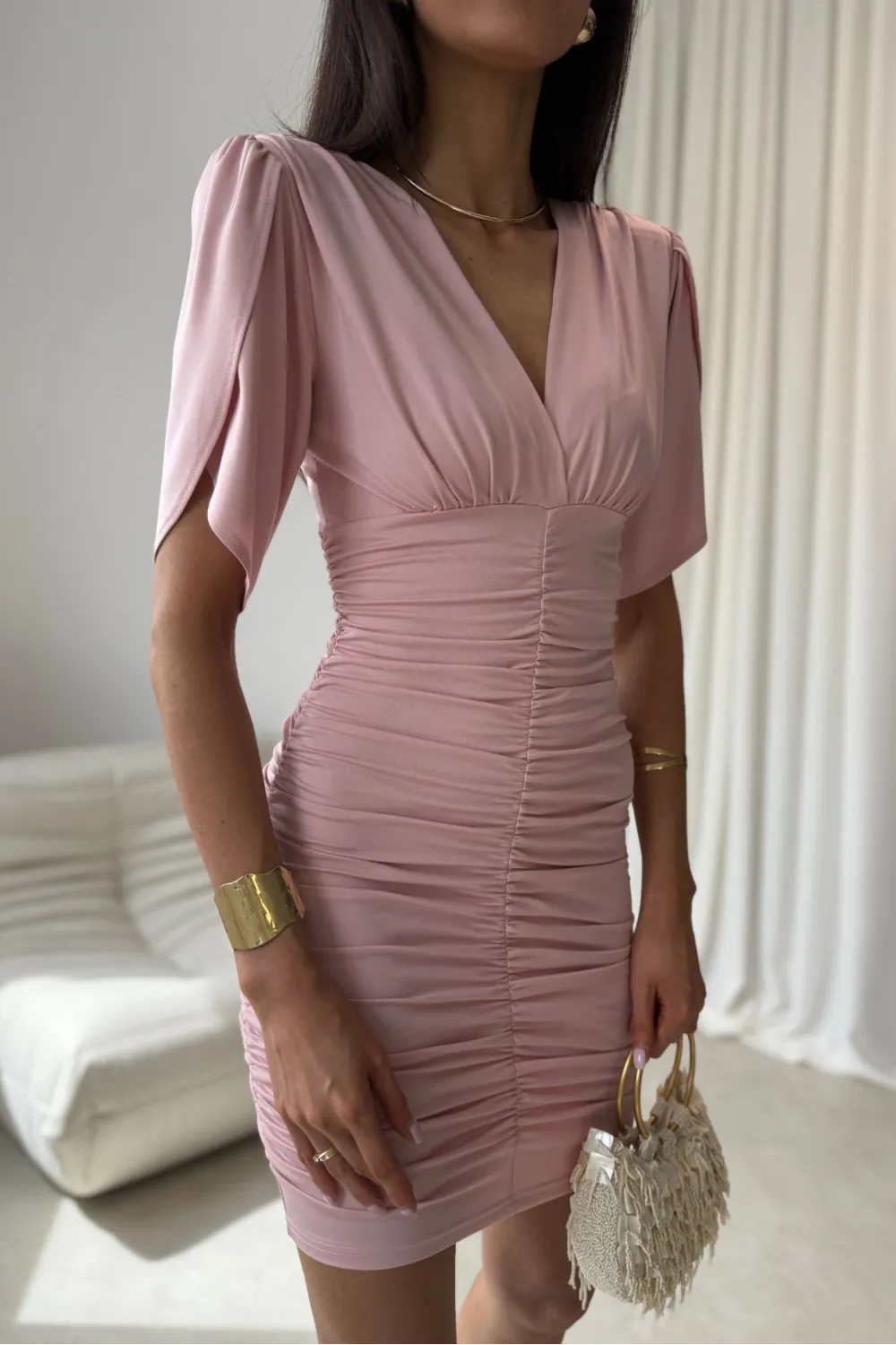 Novalie – Elegantes Minikleid mit Raffungen und kurzen Ärmeln in Puderrosa | Roco Fashion