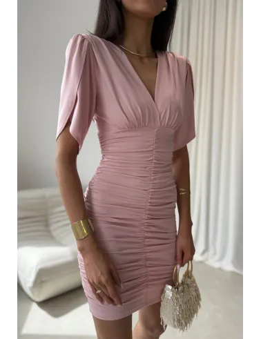 Novalie – elegancka sukienka mini z marszczeniem i krótkim rękawem pudrowy róż | Roco Fashion