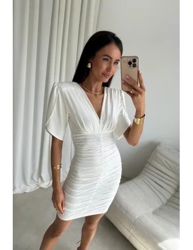 Novalie – elegancka sukienka mini z marszczeniem i krótkim rękawem ecru | Roco Fashion