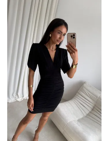 Novalie – elegancka sukienka mini z marszczeniem i krótkim rękawem czarna | Roco Fashion