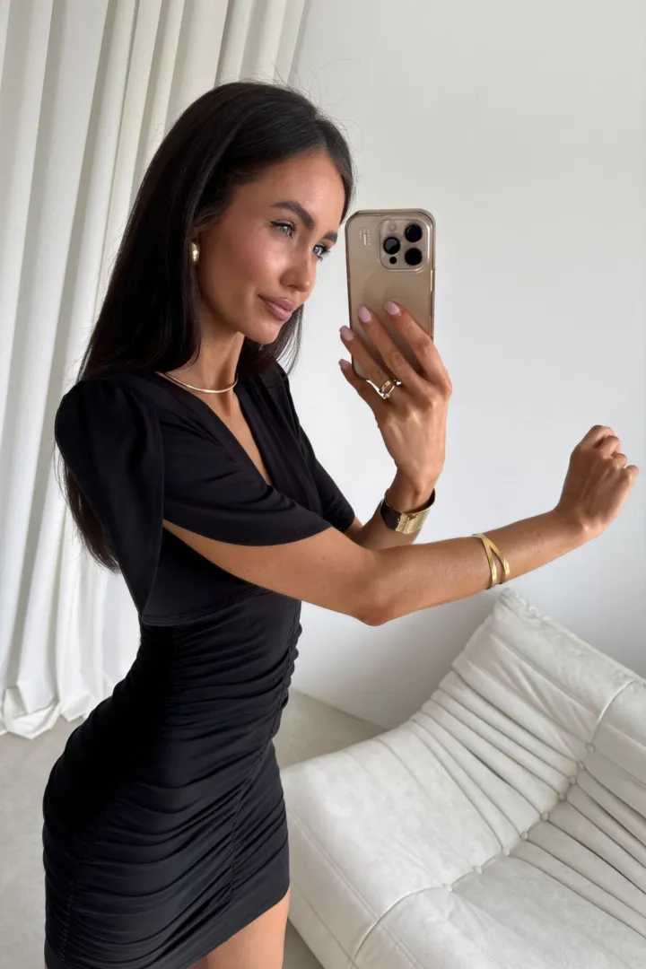 Novalie - Elegantes Minikleid mit Raffungen und kurzen Ärmeln in Schwarz