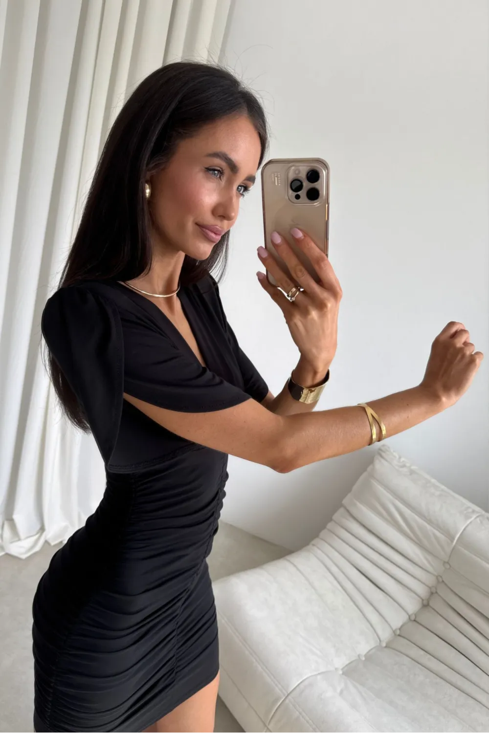 Novalie – elegancka sukienka mini z marszczeniem i krótkim rękawem czarna | Roco Fashion