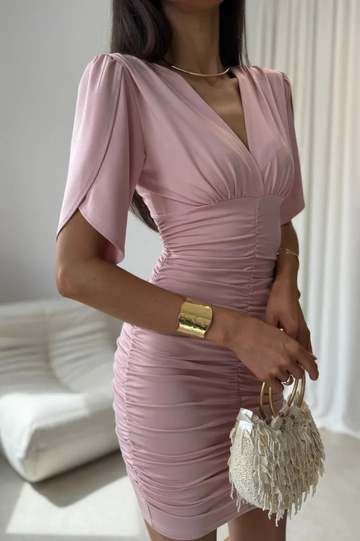 Novalie - elegancka sukienka mini z marszczeniem i krótkim rękawem w kolorze pudrowego różu