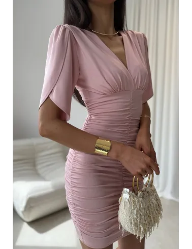 Novalie – elegancka sukienka mini z marszczeniem i krótkim rękawem pudrowy róż | Roco Fashion