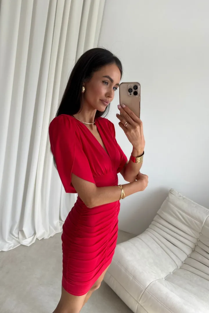 Novalie - Elegantes Minikleid mit Raffungen und kurzen Ärmeln in Rot