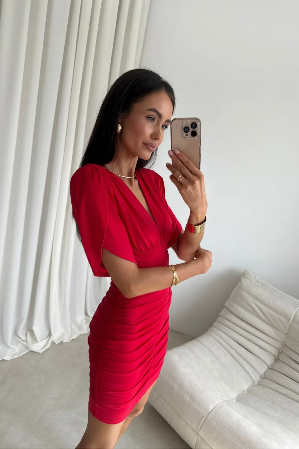 Novalie – elegancka sukienka mini z marszczeniem i krótkim rękawem czerwona | Roco Fashion