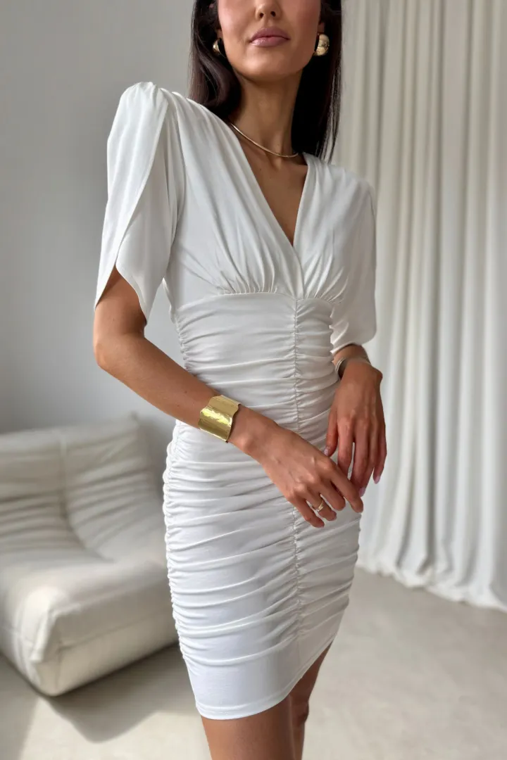 Novalie - Elegantes Minikleid mit Raffungen und kurzen Ärmeln in Ecru