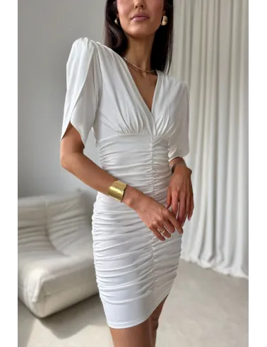 Novalie – elegancka sukienka mini z marszczeniem i krótkim rękawem ecru | Roco Fashion