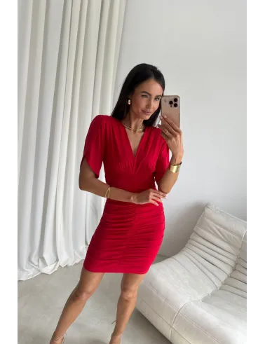 Novalie – elegancka sukienka mini z marszczeniem i krótkim rękawem czerwona | Roco Fashion