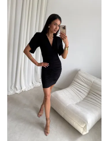 Novalie – elegancka sukienka mini z marszczeniem i krótkim rękawem czarna | Roco Fashion