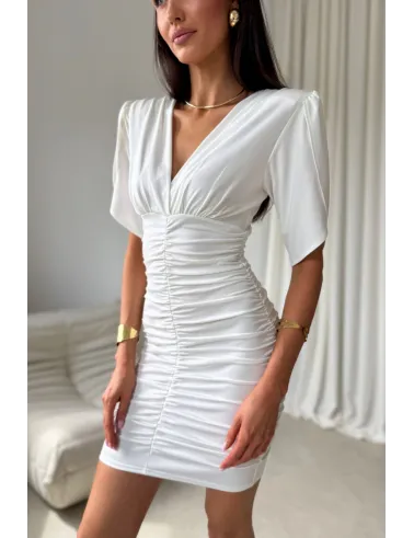 Novalie – elegancka sukienka mini z marszczeniem i krótkim rękawem ecru | Roco Fashion