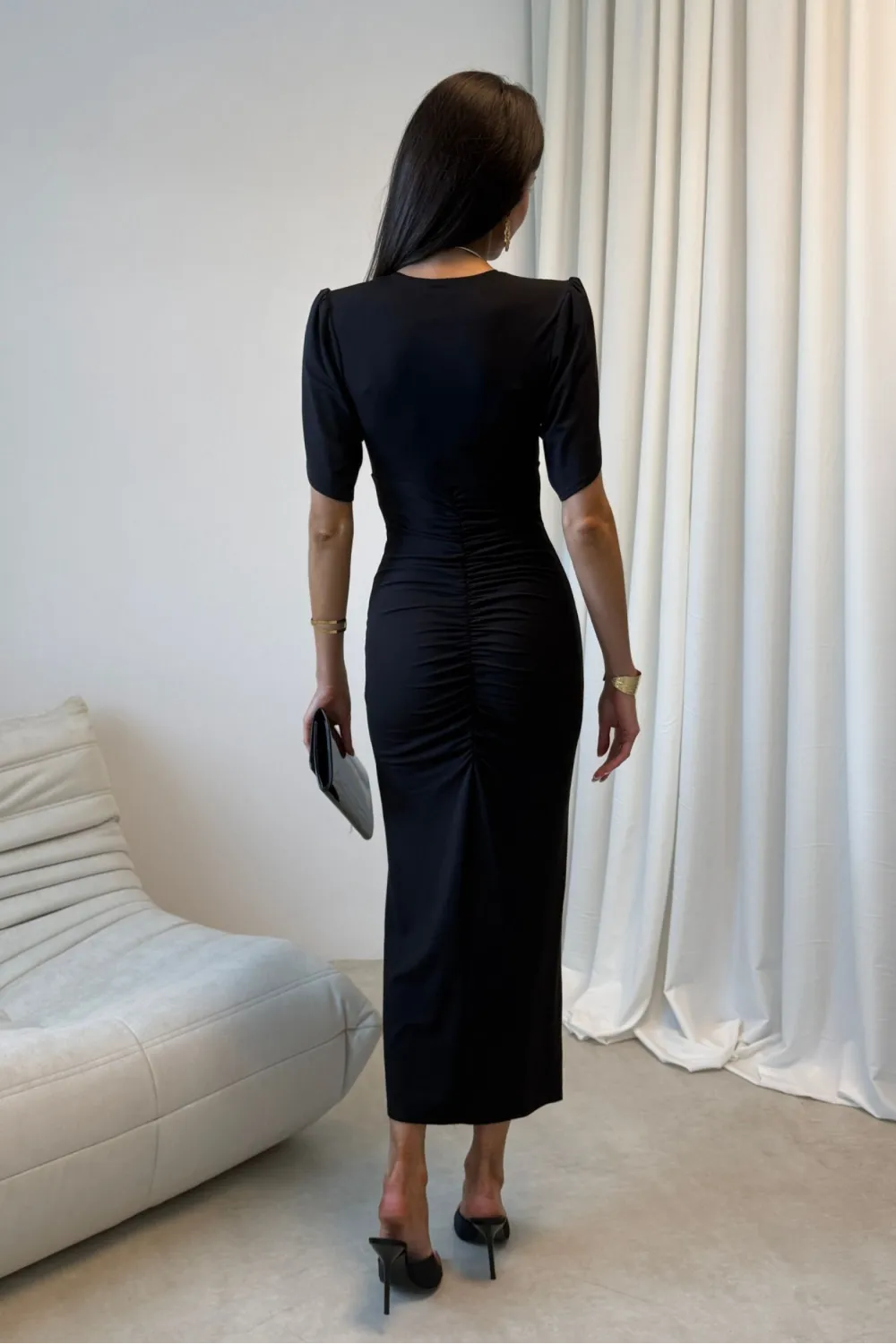 Melisandre - dopasowana sukienka midi z marszczeniem czarna| Roco Fashion