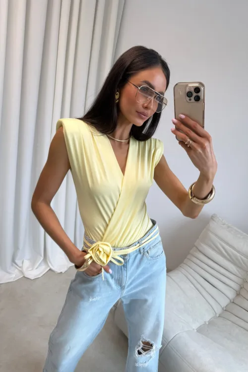 Solene - eleganckie body z kwiatową aplikacją żółte damskie | Roco Fashion