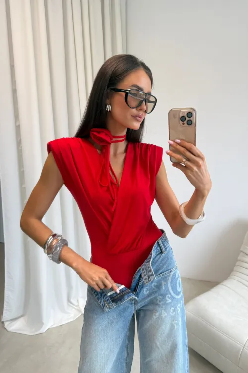 Solene - Elegantes Body mit floraler Applikation in Rot
