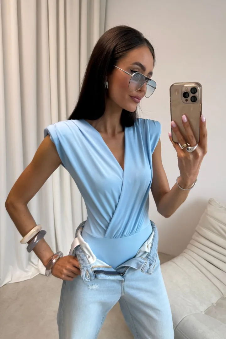 Solene - Elegantes Body mit floraler Applikation in Himmelblau