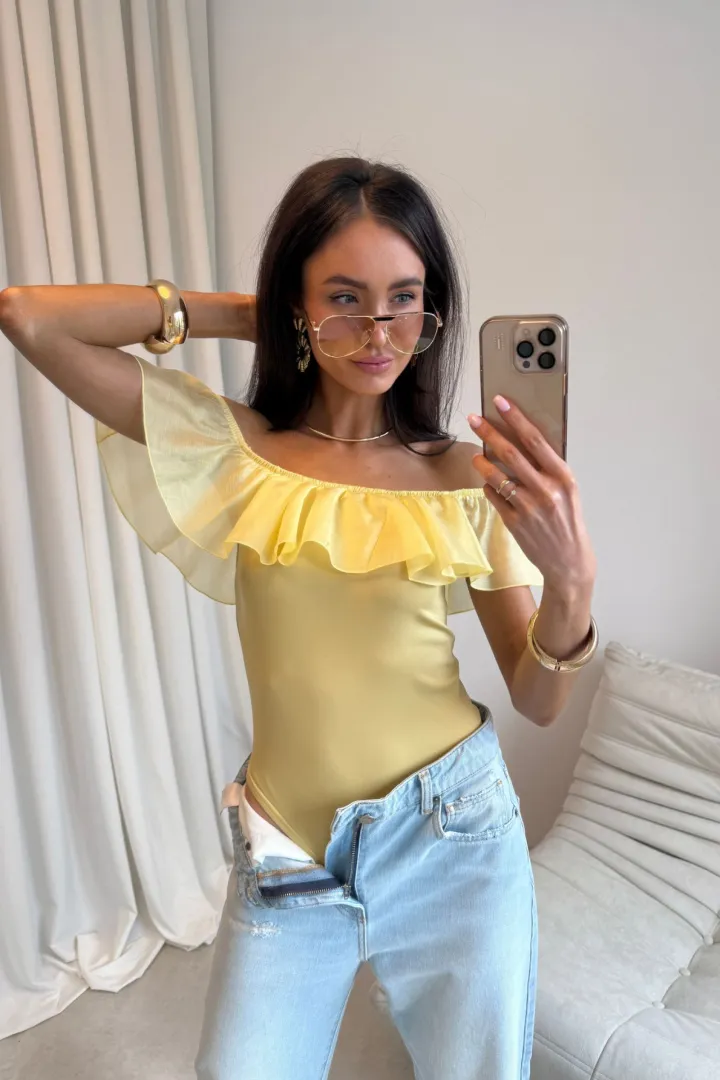Sorina - eleganckie body hiszpanka z falbaną w kolorze żółtym| Roco Fashion