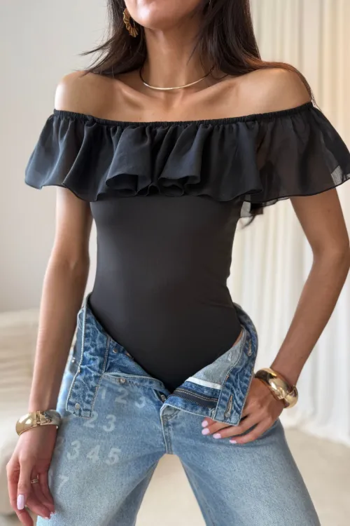Sorina - Eleganter Carmen-Body mit Volant in Schwarz | Roco Fashion