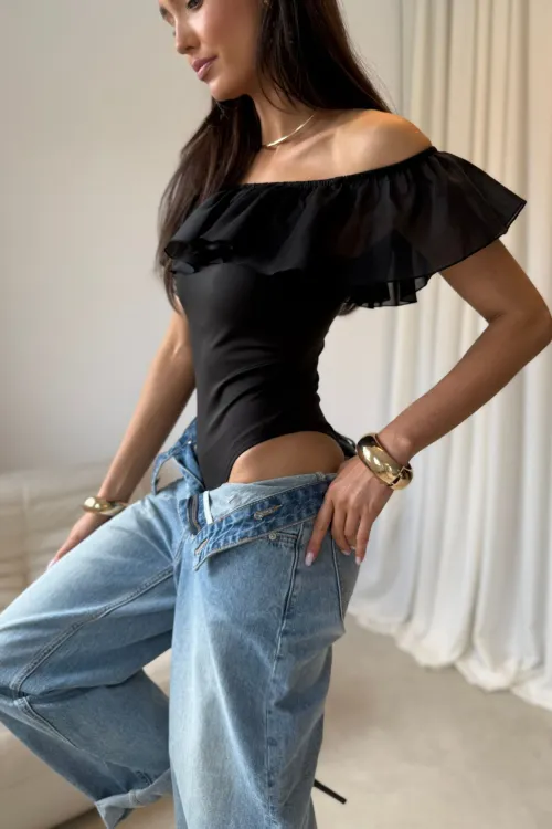 Sorina - Eleganter Carmen-Body mit Volant in Schwarz