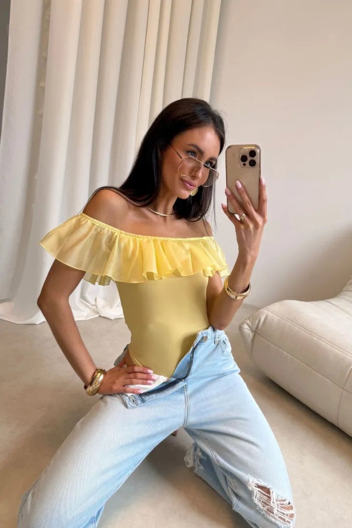 Sorina - Eleganter Carmen-Body mit Volant in Gelb