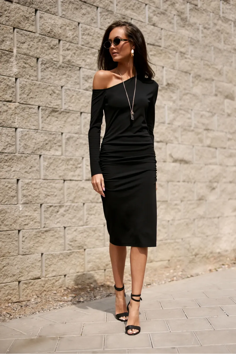 Noemi – schwarzes Midikleid mit asymmetrischem Ausschnitt | Roco Fashion