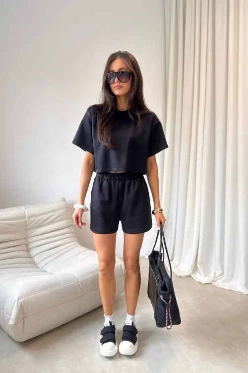 Virelia – Minimalistische Cropped Bluse im Modern Fit in Schwarz| Roco Fashion
