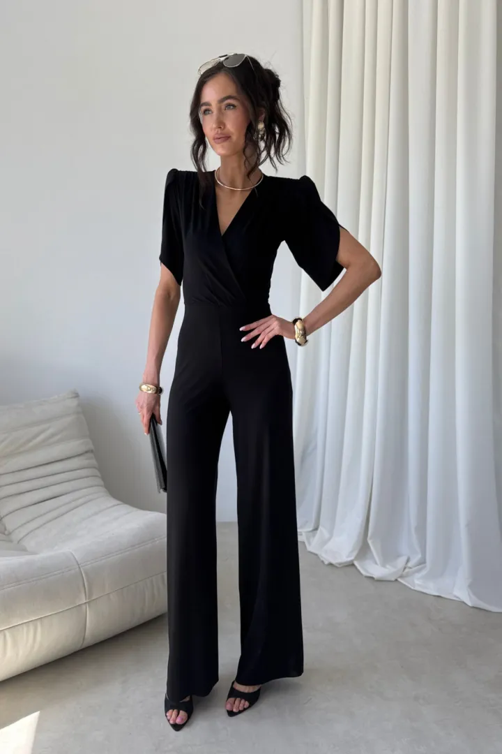 Amaris – Eleganter Jumpsuit mit V-Ausschnitt und weitem Bein in Schwarz | Roco Fashion