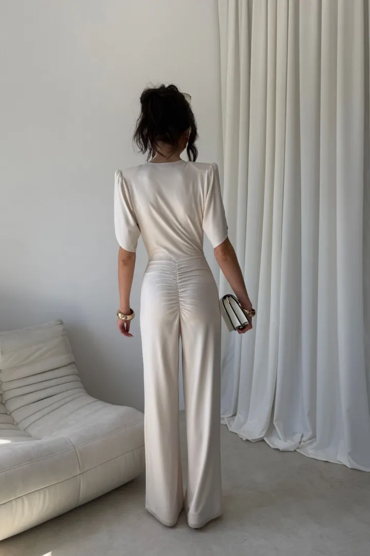 Amaris - Eleganter Jumpsuit mit V-Ausschnitt und weitem Bein in Vanille