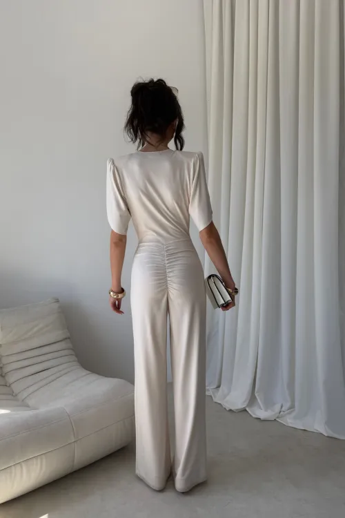 Amaris - Eleganter Jumpsuit mit V-Ausschnitt und weitem Bein in Vanille