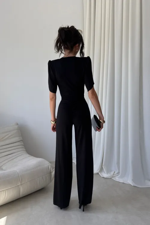 Amaris - Eleganter Jumpsuit mit V-Ausschnitt und weitem Bein in Schwarz