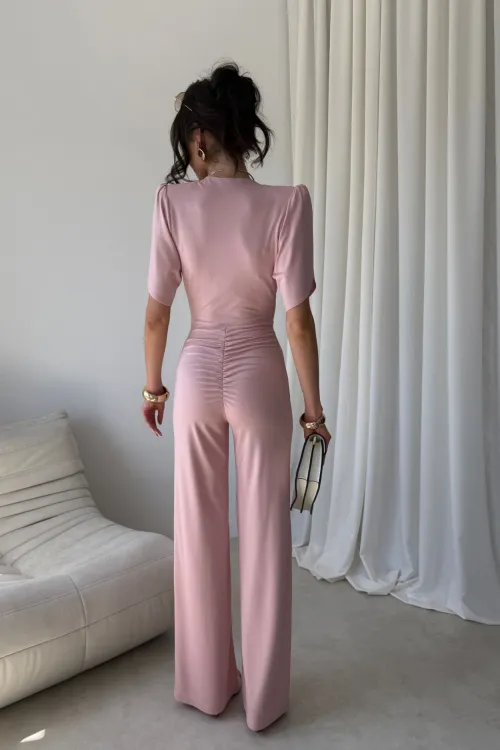 Amaris - Eleganter Jumpsuit mit V-Ausschnitt und weitem Bein in Puderrosa