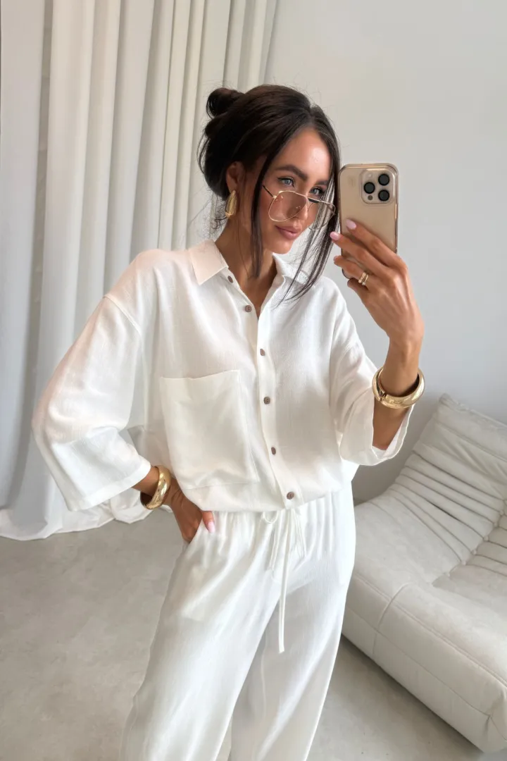 Rosalise – lekka koszulowa bluzka z kieszenią ecru, luźny fason | Roco Fashion