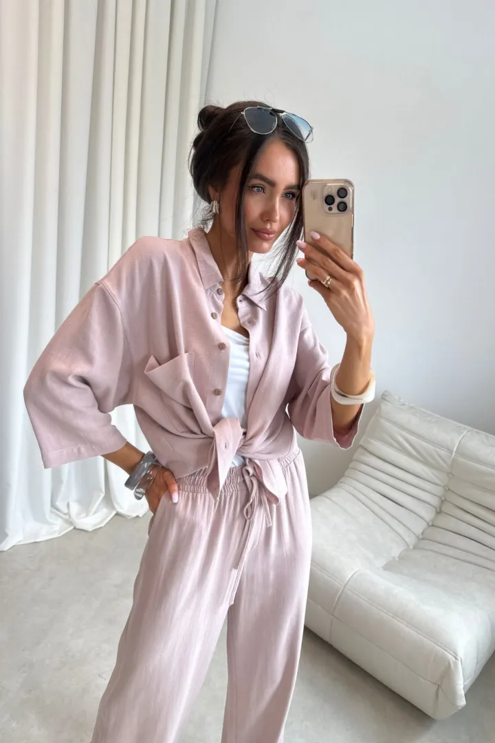Rosalise – Luftige Hemdbluse mit Brusttasche in Rosa| Roco Fashion