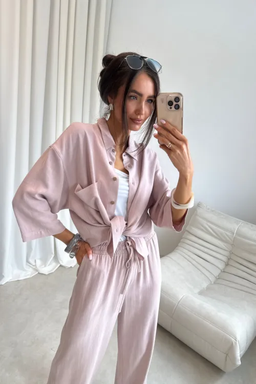 Rosalise – lekka koszulowa bluzka z kieszenią różowa, luźny fason | Roco Fashion