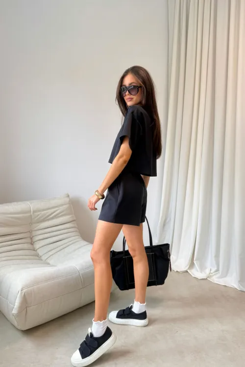 Lucerra - minimalistische Shorts mit lockerem Schnitt in Schwarz