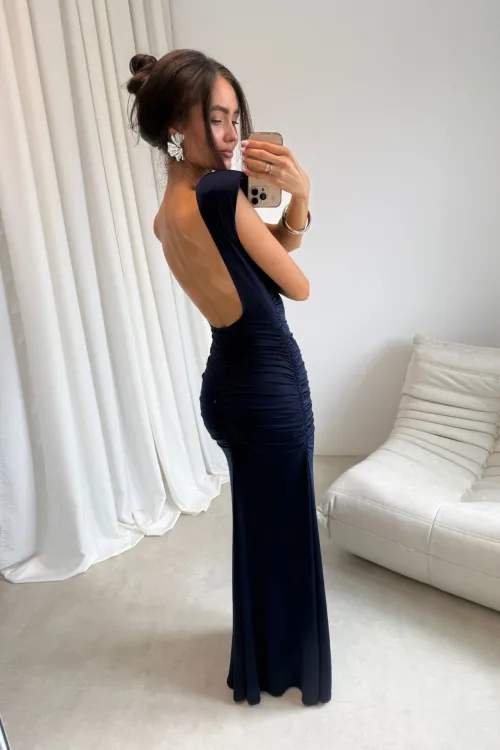 Aurelia – długa granatowa sukienka z marszczeniem, odkrytymi plecami i rozcięciem | Roco Fashion