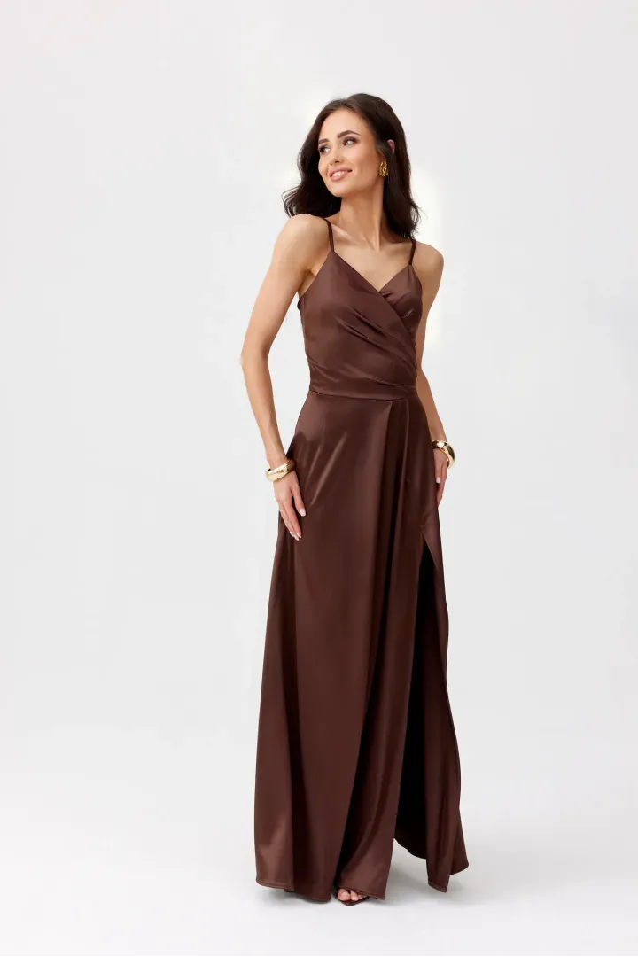 Salma - elegantes Satin-Maxikleid mit Drapierung und hohem Schlitz in Braun