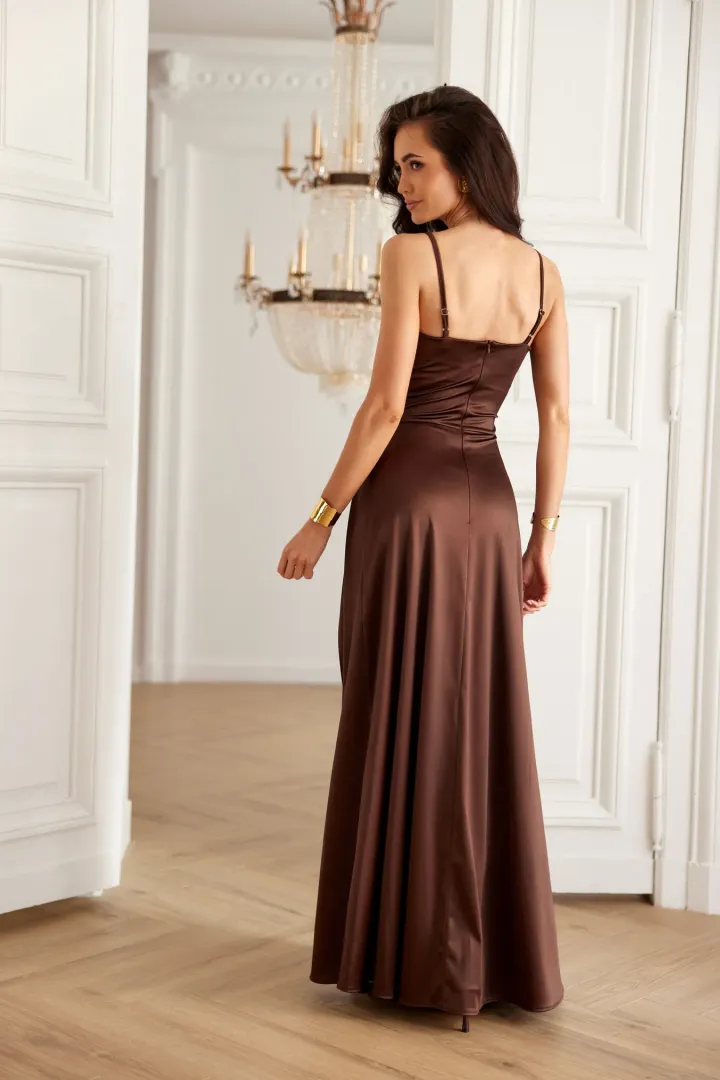 Salma - elegantes Satin-Maxikleid mit Drapierung und hohem Schlitz in Braun